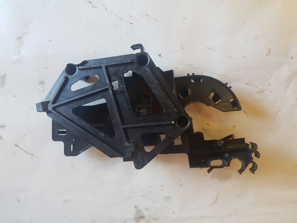 Ski-Doo Summit 600 154" -16 Plastfäste databox