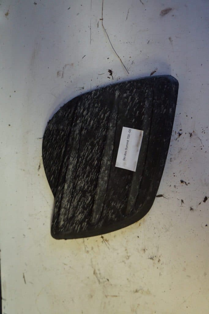 Ski-doo Summit 700 -00  Plastlock i buksidan