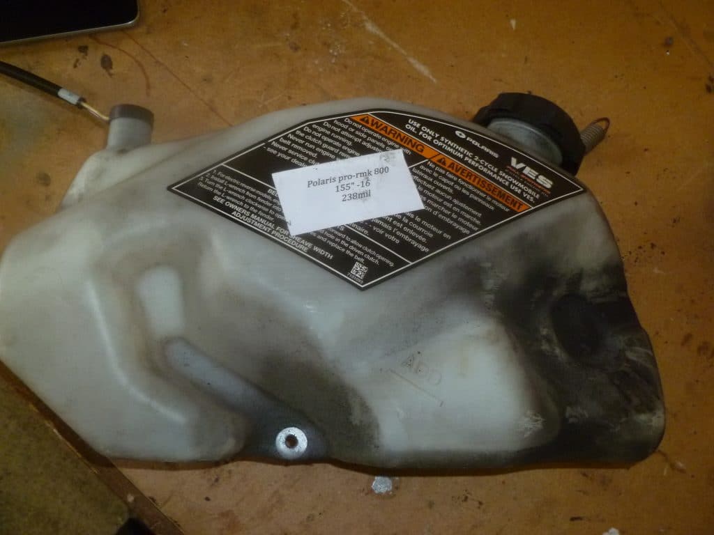 Polaris Pro-rmk 800 155" -16 Oljebehållare