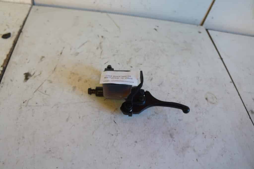 Lynx Boondocker 850 3900DS -18  Bromshandtag med behållare