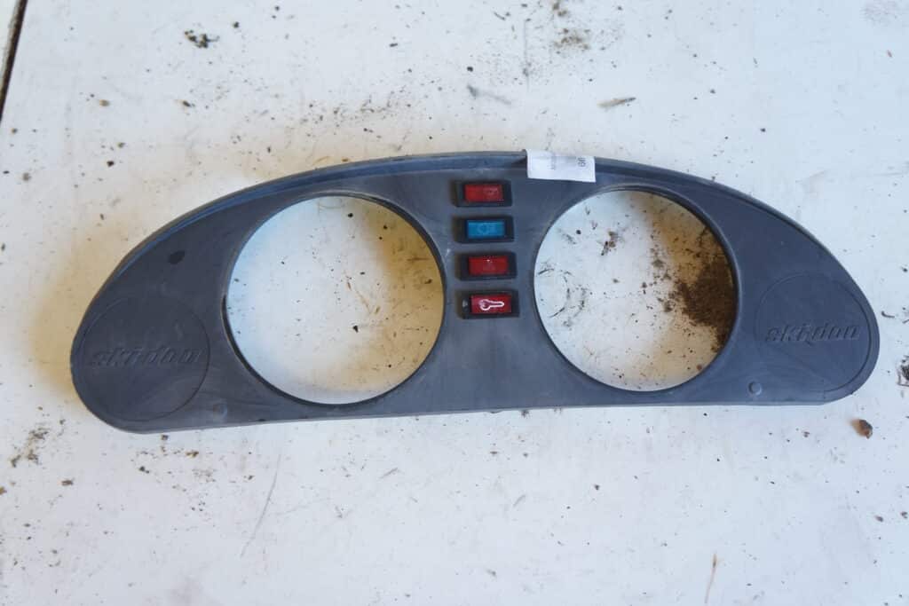 Ski-doo Summit 600 -99  Plast runt instrumenten inkl lampor