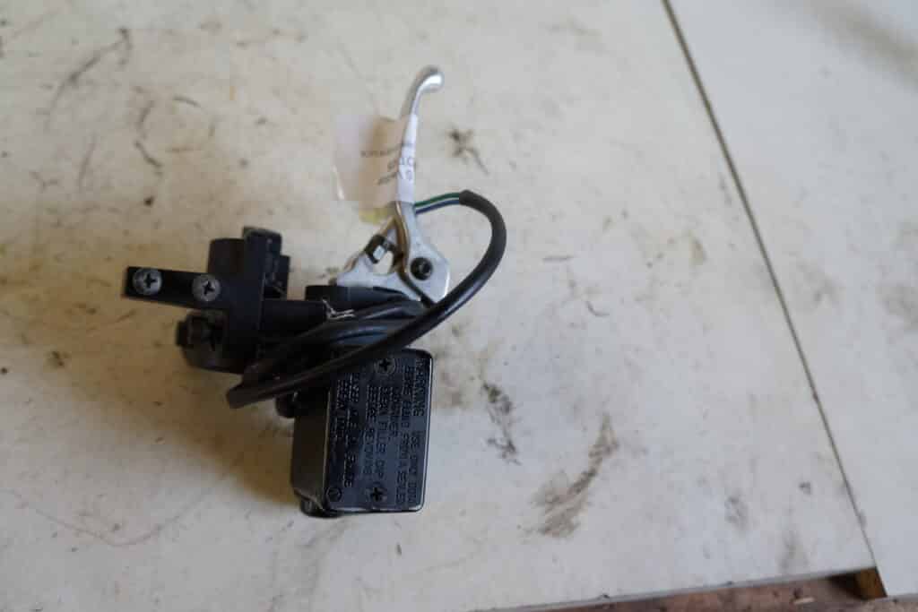 Yamaha RS Vector -07  Bromshandtag med behållare