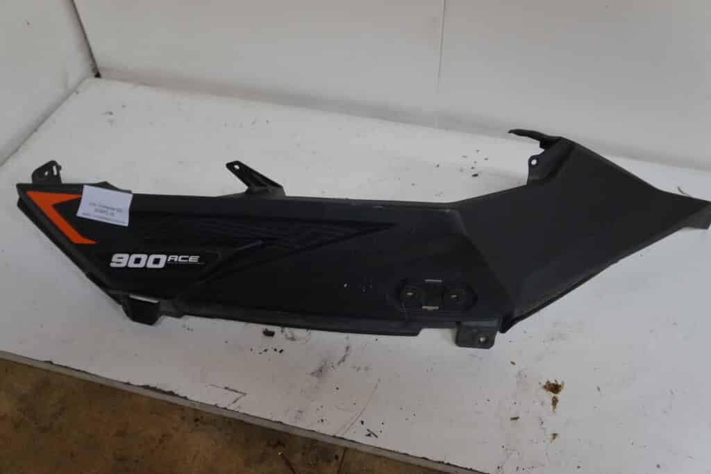 Lynx Commander 900 ace -20  Sidokåpa, bakre vänster