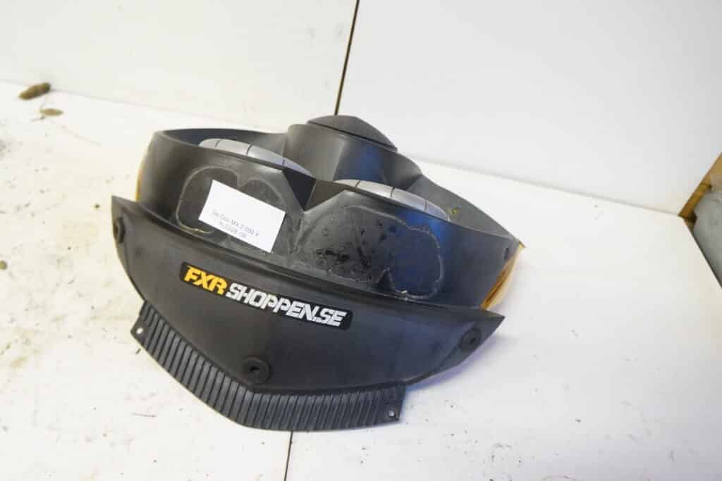 Ski-doo mxz 550 -06  Plast vid instrumenteringen