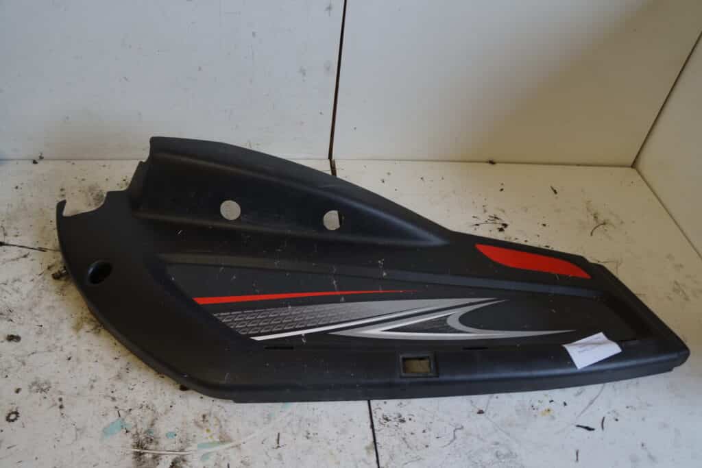 Polaris FST Touring -06    plast vid dynan bak