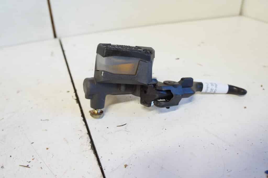 Arctic-cat M8000 -20  Bromshandtag med behållare