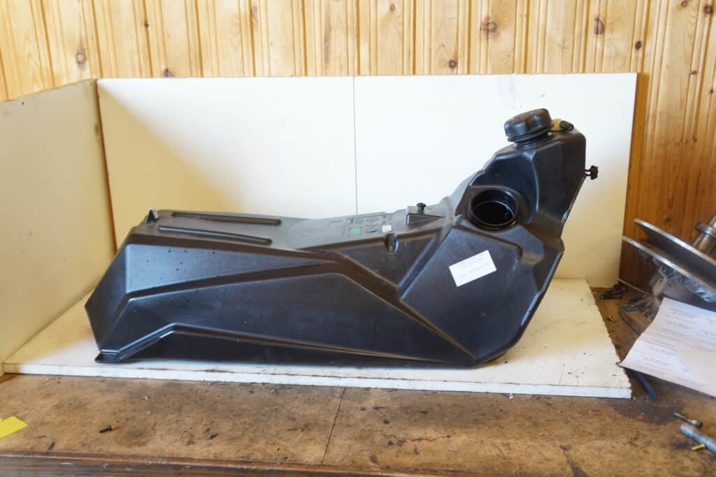 Polaris 9R Khaos 146” -23  Bränsletank