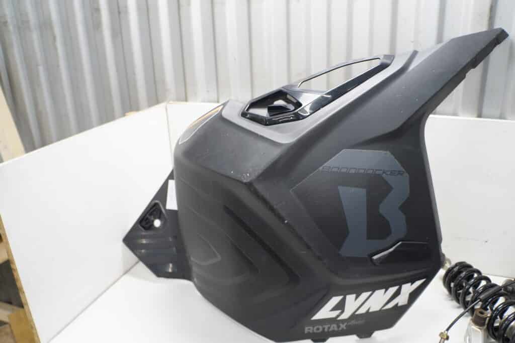 Lynx Boondocker 3900 600r -20  Sidokåpa, höger