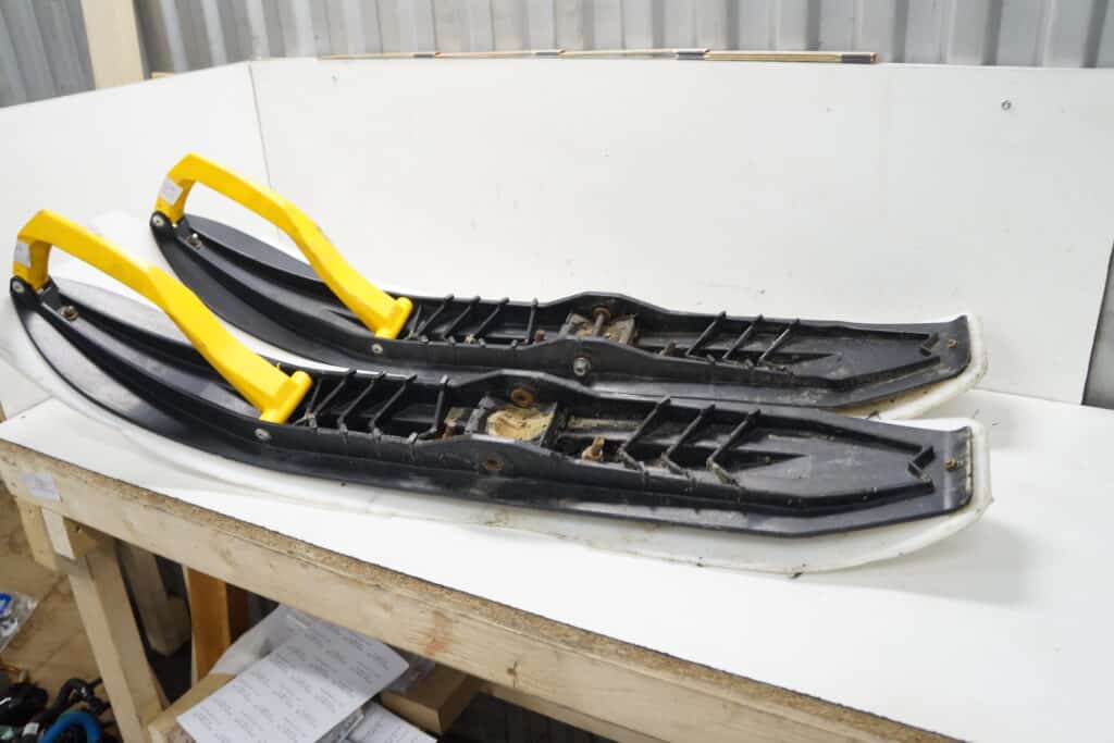 Ski-doo Tundra 600 ace -15  Skidor