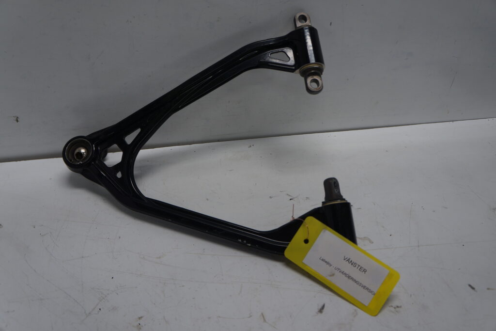 Polaris RMK Khaos 850 146” -22  A-arm övre vänster