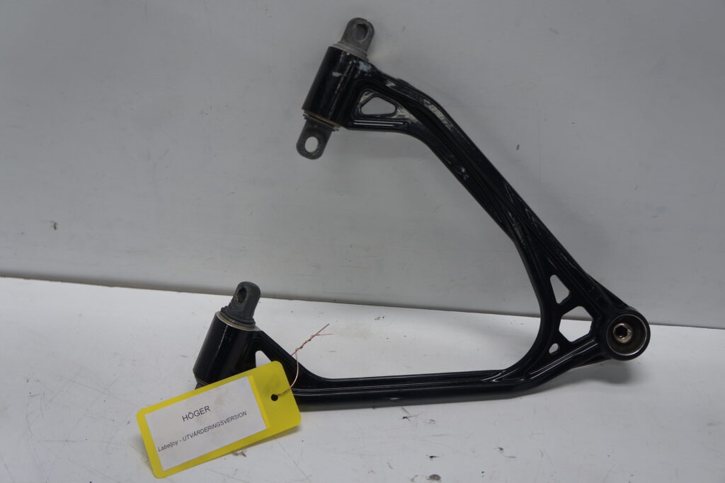 Polaris RMK Khaos 850 146” -22  A-arm övre höger